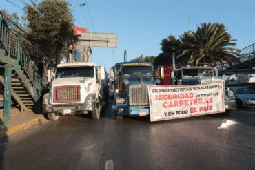 Bloqueo carretero de transportistas y agricultores en una autopista federal, con vehículos detenidos y presencia de manifestantes.