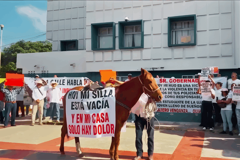 Caballo con silla vacía usado en marcha por justicia para Rodrigo Ricárdez.