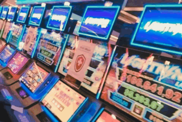 Máquinas tragamonedas encendidas en un casino clausurado durante el operativo financiero federal.