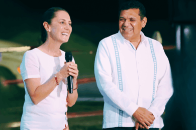 La Presidenta Claudia Sheinbaum y el gobernador Javier May sonríen durante un mensaje público en Tabasco.