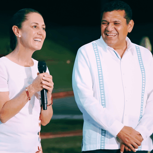 La Presidenta Claudia Sheinbaum y el gobernador Javier May sonríen durante un mensaje público en Tabasco.
