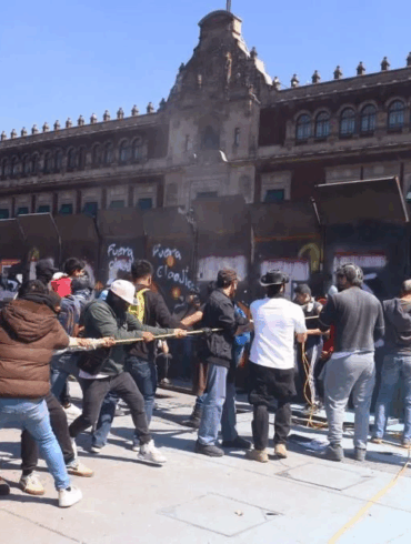 Manifestantes de la Generación Z intentando derribar vallas en el Zócalo de la Ciudad de México