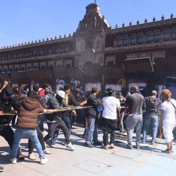 Manifestantes de la Generación Z intentando derribar vallas en el Zócalo de la Ciudad de México