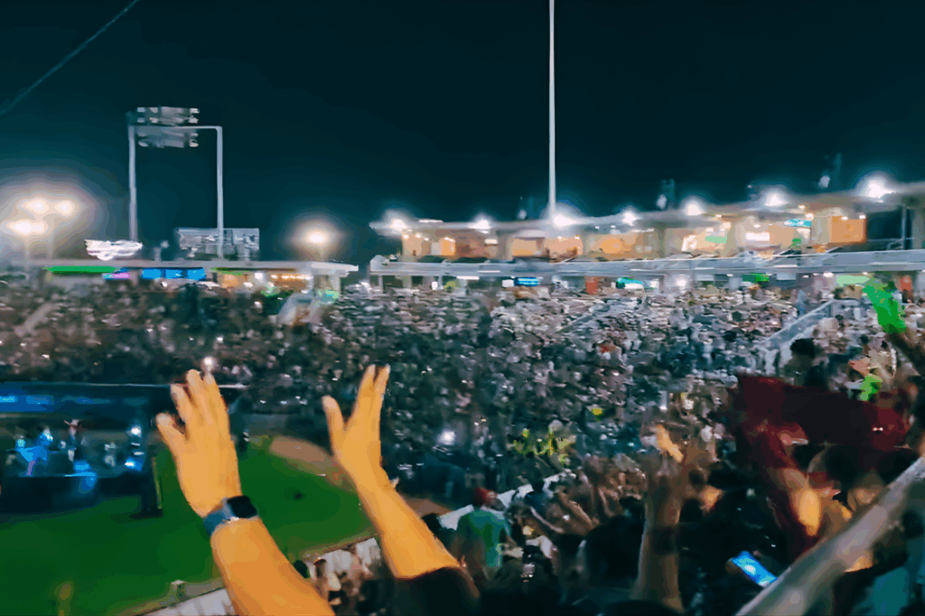 Miles de personas celebran en el Estadio Centenario 27 de Febrero la victoria de Fátima Bosch.
