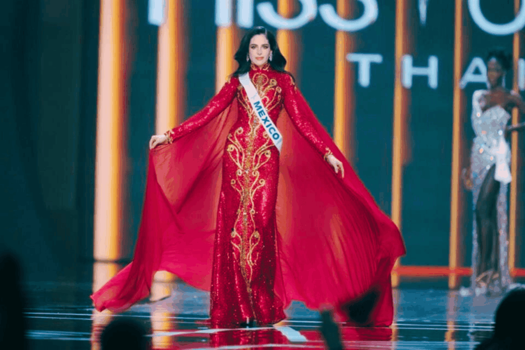 Fátima Bosch desfila en Miss Universe con un vestido rojo bordado en oro y capa extendida.