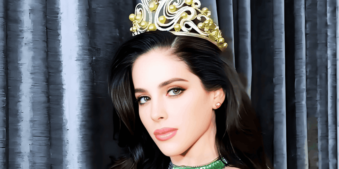 Fátima Bosch sonríe con la corona de Miss Universe, iluminada por luces cálidas.