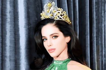 Fátima Bosch sonríe con la corona de Miss Universe, iluminada por luces cálidas.