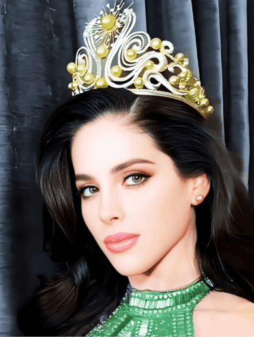 Fátima Bosch sonríe con la corona de Miss Universe, iluminada por luces cálidas.