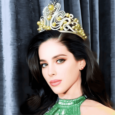 Fátima Bosch sonríe con la corona de Miss Universe, iluminada por luces cálidas.