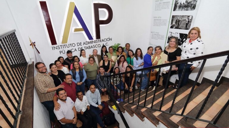 Docentes y alumnos del IAP Tabasco durante programa de formación profesional
