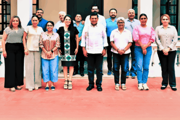 Integrantes del gabinete estatal reunidos en Palacio con funcionarios y colaboradores