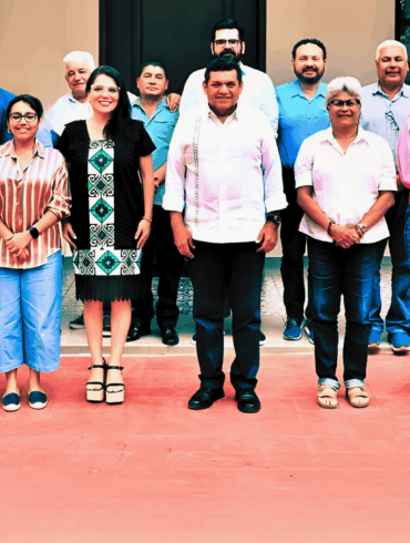 Integrantes del gabinete estatal reunidos en Palacio con funcionarios y colaboradores