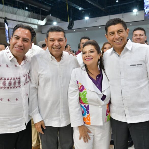 Javier May sonríe junto a Clara Brugada, Eduardo Ramírez y Salomón Jara durante el Informe.
