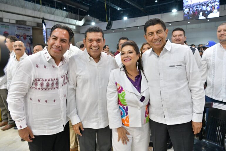 Javier May sonríe junto a Clara Brugada, Eduardo Ramírez y Salomón Jara durante el Informe.
