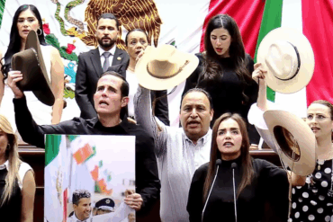 Grecia Quiroz rindiendo protesta en el Congreso de Michoacán, con resguardo de seguridad.
