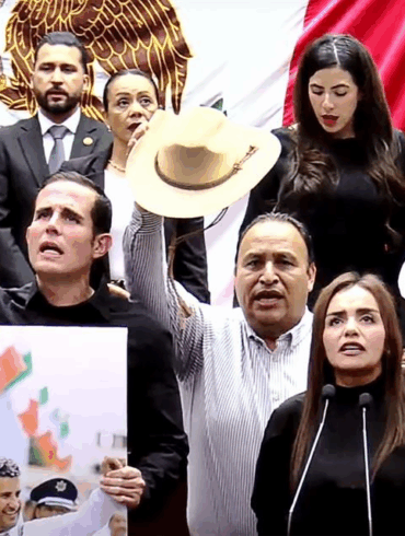 Grecia Quiroz rindiendo protesta en el Congreso de Michoacán, con resguardo de seguridad.