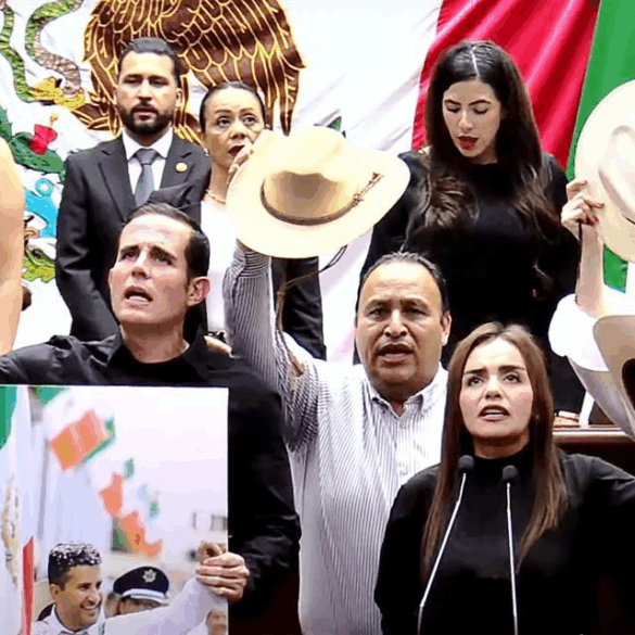 Grecia Quiroz rindiendo protesta en el Congreso de Michoacán, con resguardo de seguridad.