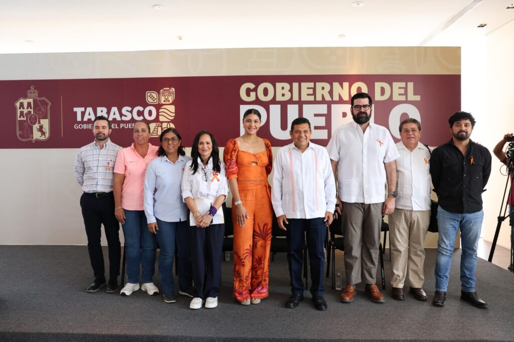 Gobernador Javier May junto a funcionarias y funcionarios participantes en su conferencia de prensa en Tabasco.