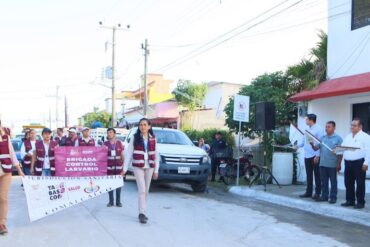 Autoridades y personal sanitario dan el banderazo de la jornada de descacharrización en Comalcalco.