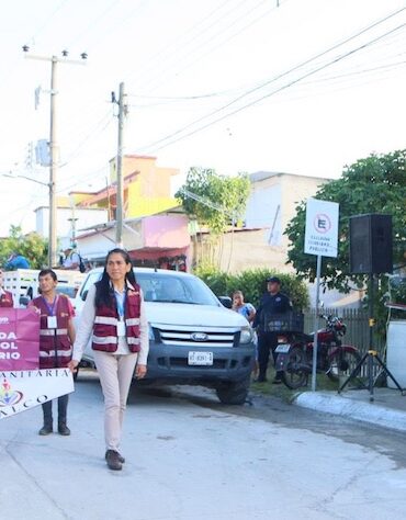 Autoridades y personal sanitario dan el banderazo de la jornada de descacharrización en Comalcalco.