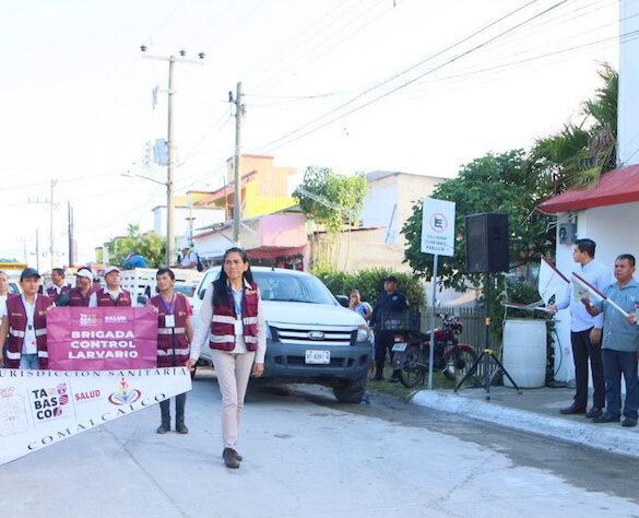 Autoridades y personal sanitario dan el banderazo de la jornada de descacharrización en Comalcalco.