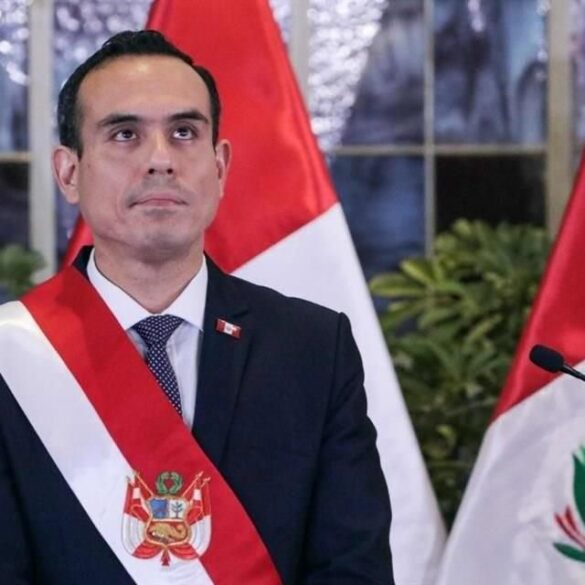 José Jerí durante un acto oficial en Perú, vestido con banda presidencial peruana.