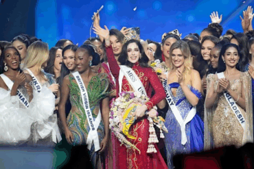 Fátima Bosch coronada como Miss Universe 2025, rodeada por las finalistas en el escenario principal del certamen en Tailandia.