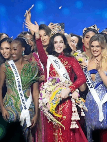 Fátima Bosch coronada como Miss Universe 2025, rodeada por las finalistas en el escenario principal del certamen en Tailandia.