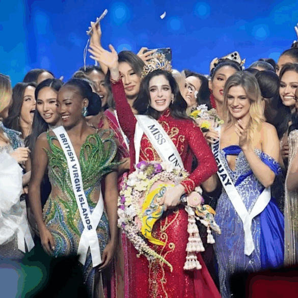 Fátima Bosch coronada como Miss Universe 2025, rodeada por las finalistas en el escenario principal del certamen en Tailandia.