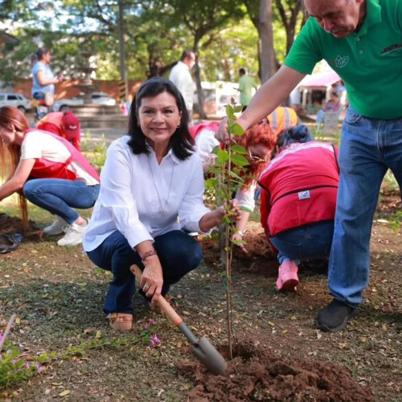 Yolanda Osuna siembra plantas ornamentales junto a ex embajadoras en el parque Amanecer.