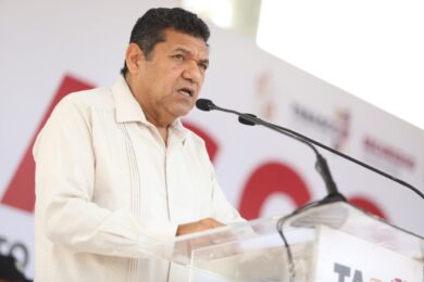 “Javier May Rodríguez declara ante medios que el financiamiento para Villahermosa 2030 es una inversión responsable; aparece gesticulando con firmeza durante una entrevista en Villahermosa.”
