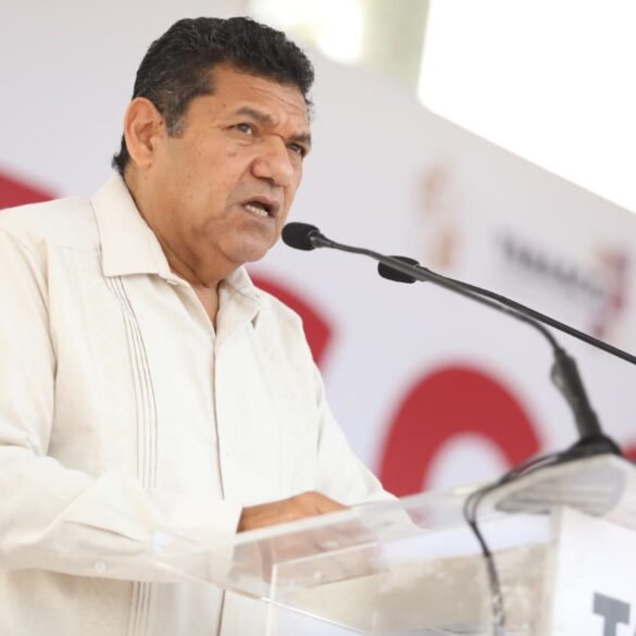 “Javier May Rodríguez declara ante medios que el financiamiento para Villahermosa 2030 es una inversión responsable; aparece gesticulando con firmeza durante una entrevista en Villahermosa.”