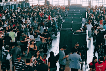 Ciudadanos chilenos votando masivamente en centros electorales durante la primera vuelta presidencial.