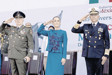 Claudia Sheinbaum saluda en el acto por el 115 aniversario de la Revolución Mexicana junto a mandos del Ejército y la Marina.