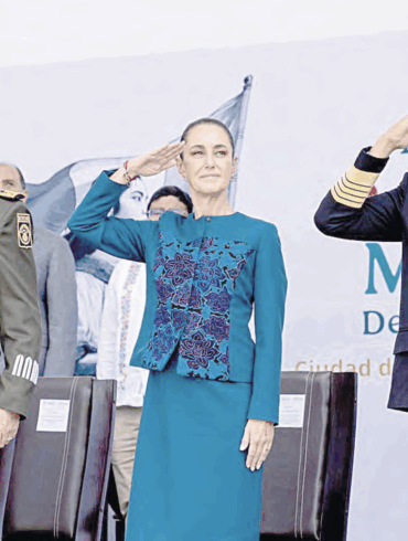 Claudia Sheinbaum saluda en el acto por el 115 aniversario de la Revolución Mexicana junto a mandos del Ejército y la Marina.