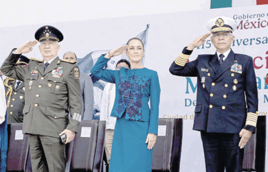 Claudia Sheinbaum saluda en el acto por el 115 aniversario de la Revolución Mexicana junto a mandos del Ejército y la Marina.