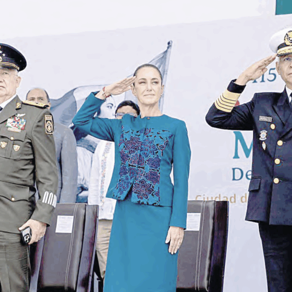 Claudia Sheinbaum saluda en el acto por el 115 aniversario de la Revolución Mexicana junto a mandos del Ejército y la Marina.