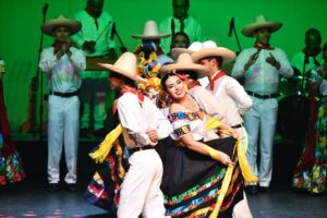 Gala folklórica en el 67 aniversario de la UJAT en Tabasco
