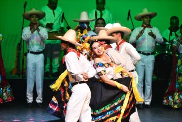 Gala folklórica en el 67 aniversario de la UJAT en Tabasco