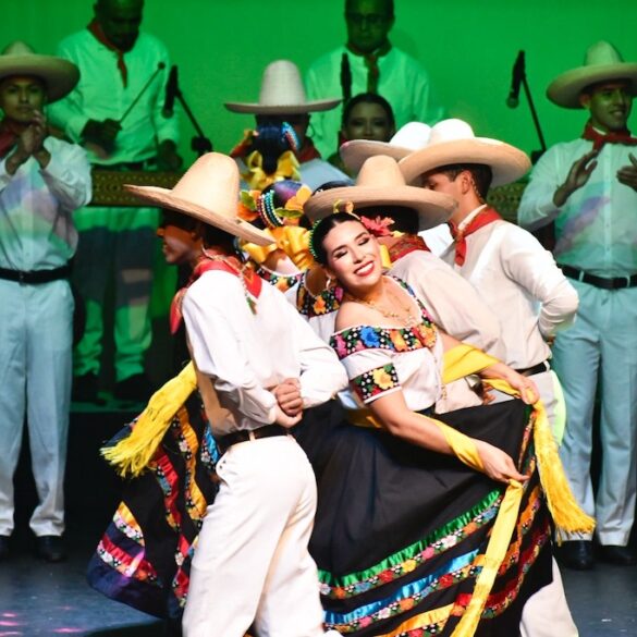 Gala folklórica en el 67 aniversario de la UJAT en Tabasco