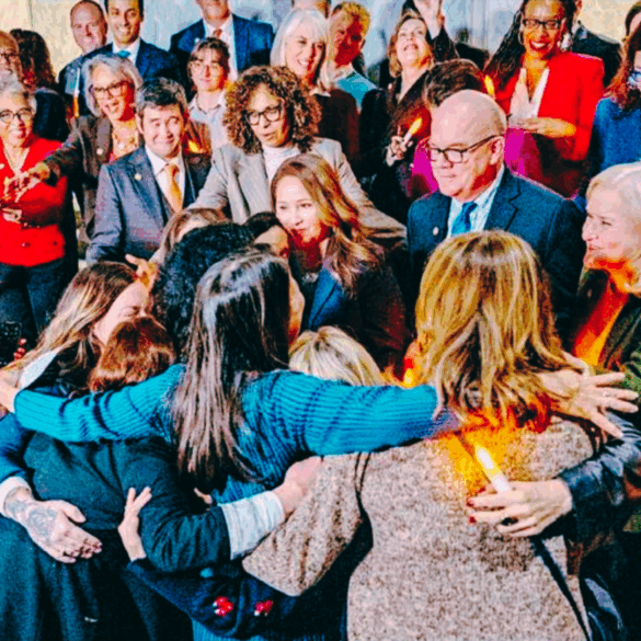 Víctimas del caso Epstein celebran entre congresistas tras votación en el Capitolio