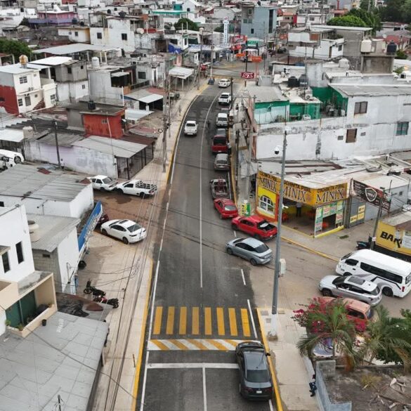 Vista aérea de una vialidad en Villahermosa donde se observan viviendas, comercios y flujo vehicular, en la zona beneficiada por la nueva infraestructura hidráulica.