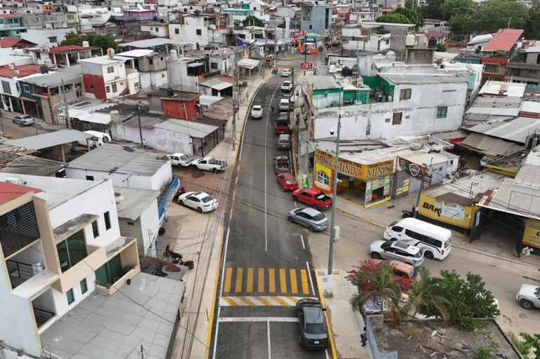 Vista aérea de una vialidad en Villahermosa donde se observan viviendas, comercios y flujo vehicular, en la zona beneficiada por la nueva infraestructura hidráulica.
