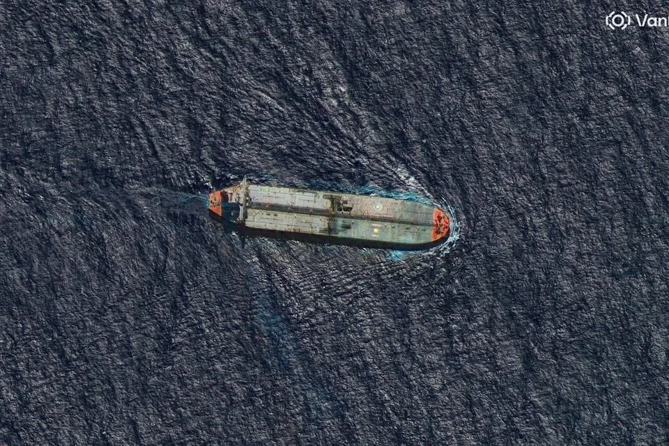 Vista aérea de un buque petrolero navegando en aguas abiertas, con estela visible sobre el océano.