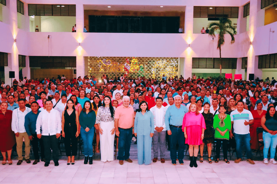 Yolanda Osuna posa con delegados y representantes comunitarios en un encuentro ciudadano en el Ayuntamiento de Centro, rodeada de cientos de asistentes.