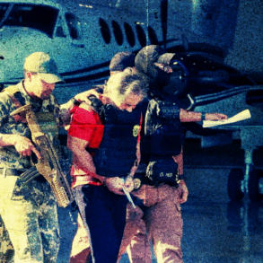 Elementos armados escoltan a Hernán Bermúdez Requena durante su traslado en aeropuerto, tras su detención internacional.