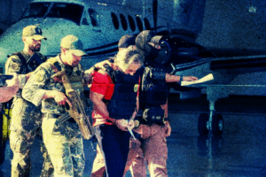 Elementos armados escoltan a Hernán Bermúdez Requena durante su traslado en aeropuerto, tras su detención internacional.