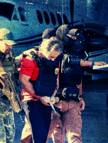 Elementos armados escoltan a Hernán Bermúdez Requena durante su traslado en aeropuerto, tras su detención internacional.