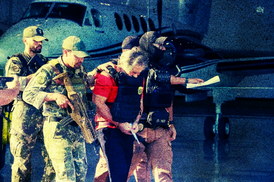 Elementos armados escoltan a Hernán Bermúdez Requena durante su traslado en aeropuerto, tras su detención internacional.