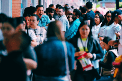 Ciudadanos hondureños esperan en largas filas para votar durante una jornada electoral concurrida y marcada por fuerte tensión política.